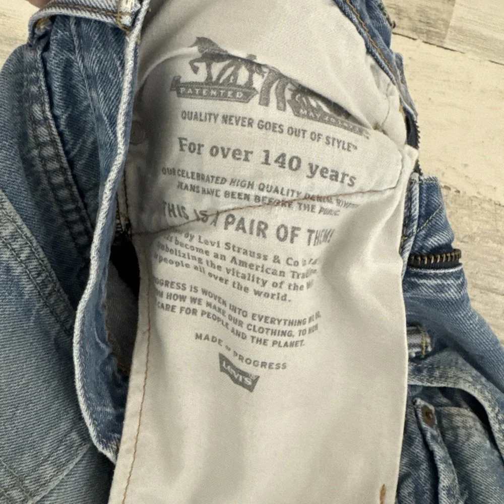 Levi's Distressed 28x28‎